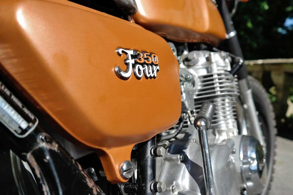 Nahaufnahme des Seitendeckels mit Logo einer Honda CB 350 Four, Seitendeckel in Bronze foliert